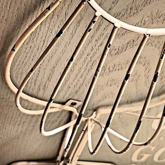 NEW VIEW GIFTS & ACCESSORIES Gray "Good Friends" Wire Cork Holder - Picture 3 of 7